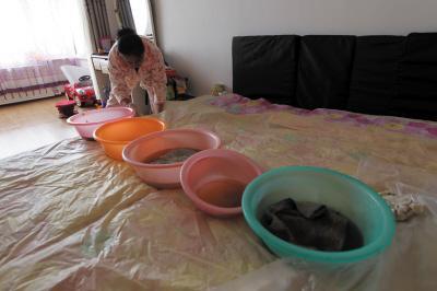 盐湖楼上漏水，住户失联，小区没物管，业主维权难！律师来支招……
